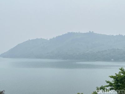 Penampakan Danau Toba Diselimuti Kabut Asap Karhutla