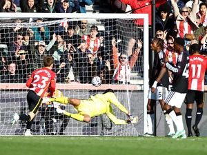 Ada Kartu Merah, Brentford Ungguli Liverpool 1-0