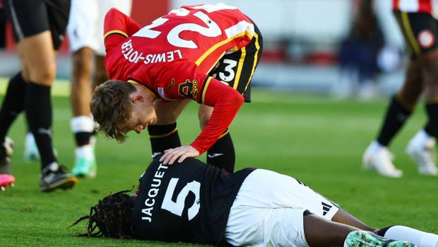 Brentford vs Liverpool Soccer Football - Premier League - Brentford v Liverpool - GTech Community Stadium, London, Britain - October 17, 2026 Liverpool's Jeremy Jacquet reacts on the ground alongside Brentford's Keane Lewis-Potter Action Images via Reuters/Peter Cziborra EDITORIAL USE ONLY. NO USE WITH UNAUTHORIZED AUDIO, VIDEO, DATA, FIXTURE LISTS, CLUB/LEAGUE LOGOS OR 'LIVE' SERVICES. ONLINE IN-MATCH USE LIMITED TO 120 IMAGES, NO VIDEO EMULATION. NO USE IN BETTING, GAMES OR SINGLE CLUB/LEAGUE/PLAYER PUBLICATIONS. PLEASE CONTACT YOUR ACCOUNT REPRESENTATIVE FOR FURTHER DETAILS..