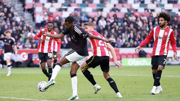 Brentford vs Liverpool BRENTFORD, ENGLAND - OCTOBER 17: Alexander Isak of Liverpool scores his team's second goal during the Premier League 2026/27 match between Brentford and Liverpool FC at Gtech Community Stadium on October 17, 2026 in Brentford, England. (Photo by Justin Setterfield/Getty Images)