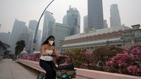 Dikepung Asap, Warga Singapura Kembalikan Budaya Bermasker