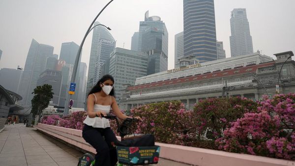 Dikepung Asap, Warga Singapura Kembalikan Budaya Bermasker