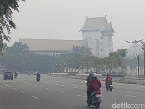 Tak Hilang Diguyur Hujan Deras, Kabut Asap di Pekanbaru Justru Makin Pekat
