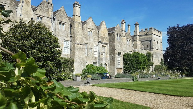 Grimsthorpe Castle, kastel bersejarah di Lincolnshire untuk syuting Bridgerton/Foto: Unsplash.com/Ste Clayton Grimsthorpe Castle merupakan lokasi syuting Bridgerton yang menampilkan kemegahan kediaman bangsawan dalam musim ketiga. Terletak di Lincolnshire, kastel ini menawarkan arsitektur bersejarah, taman luas, dan suasana pedesaan Inggris yang dramatis.
