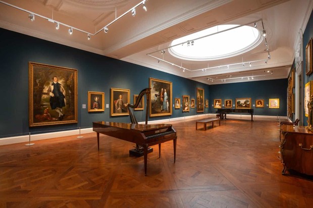 Holburne Museum of Art, eksterior kediaman Lady Danbury di Bath untuk syuting Bridgerton/Foto: Official Website The Holbourne Museum Holburne Museum of Art merupakan lokasi Bridgerton yang dikenal sebagai bagian eksterior kediaman Lady Danbury. Museum di Bath, Somerset, ini menawarkan arsitektur klasik, koleksi seni, dan suasana kota bersejarah yang cocok untuk wisata budaya.