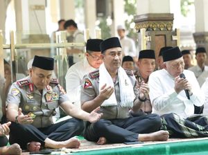 Kapolri Sambangi Ponpes Tebuireng dan Ziarah ke Makam Gus Dur