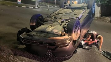 Sopir Ngantuk, HRV Kecelakaan di Bogor hingga Terbalik Usai Tabrak Tiang