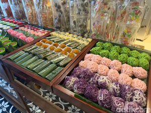 Ngemil di Sarinah, Ada Aneka Jajanan Pasar hingga Roti Bakar Peranakan!