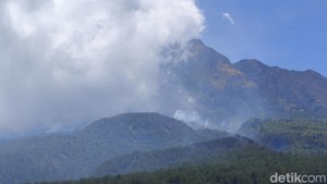 Pemadaman Kebakaran Gunung Lawu Pakai Water Bombing Terkendala Awan Tebal