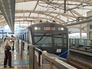 Menyusuri Hiruk Pikuk Jakarta, Cerita Para Perempuan di MRT