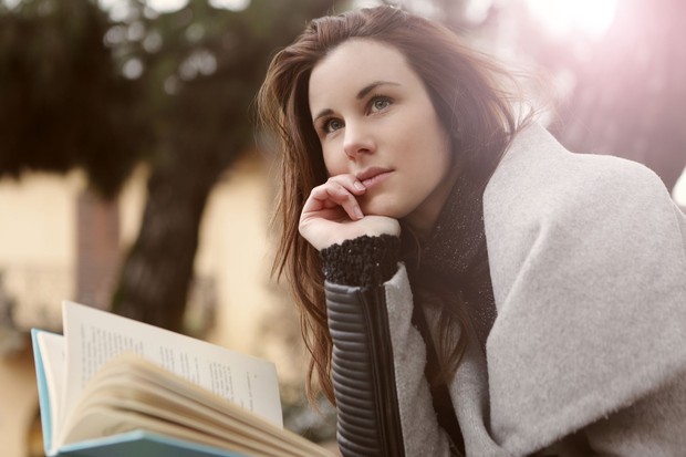 Tipe perempuan dengan kecerdasan emosional tinggi biasanya tidak mudah terbawa chemistry semata karena mempertimbangkan cara seorang pria mengelola emosi, berkomunikasi, dan menghadapi konflik sebelum mempercayainya.