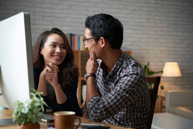 Tipe perempuan yang berkomunikasi dengan jelas tidak suka hubungan penuh kode dan tebak-tebakan. Mereka lebih memilih menyampaikan perasaan, kebutuhan, dan batasan secara terbuka.
