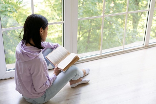 Tipe perempuan dengan batasan pribadi yang sehat tahu kapan harus mengatakan tidak, menjaga waktu istirahat, dan melindungi energinya dari hubungan yang terasa menguras.