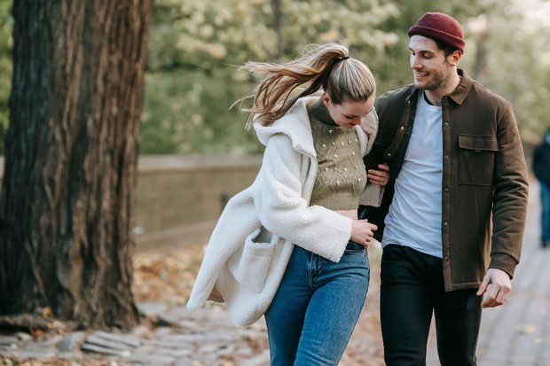 Tipe perempuan yang mengimbangi usaha pasangan tidak ingin menjadi satu-satunya pihak yang berjuang dalam hubungan. Mereka tetap menunjukkan perhatian, tetapi mengharapkan adanya usaha dan konsistensi dari kedua pihak.