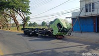 Truk Kontainer Tabrak Tiang Lampu Jalan di Maros, 1 Orang Tewas
