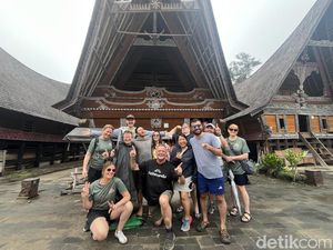 Asap Selimuti Danau Toba, Turis Asing Tetap Asyik Jelajahi Kampung Ulos