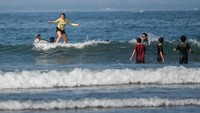 Wisatawan Asyik Selancar di Pantai Batukaras
