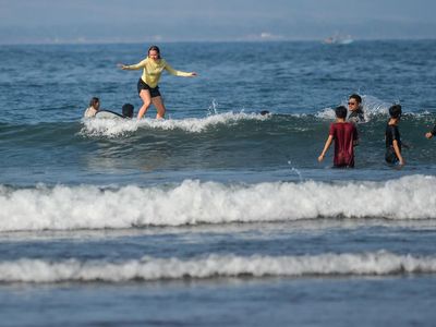 Wisatawan Asyik Selancar di Pantai Batukaras