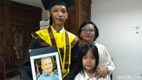 Kisah Haru Rafael Bawa Foto Mendiang Ayah Saat Wisuda Untidar