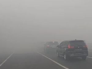 Video: Asap Kebakaran TPA Ganggu Jarak Pandang di Tol Bakter
