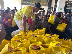 Semringah Sopir Angkot di Surabaya Dapat Sembako dari Bahlil