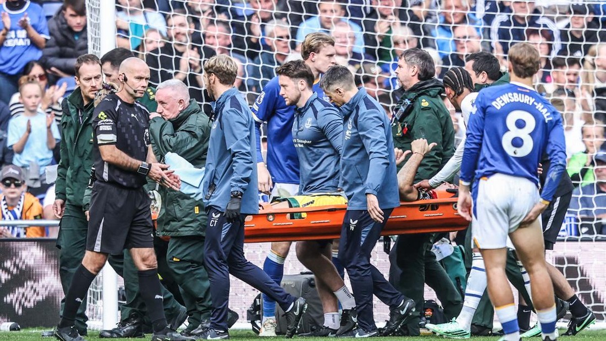 Momen Emi Martinez ditandu keluar dari laga Everton vs Chelsea akibat cedera gegar otak. (Foto: Alfie Cosgrove/News Images/NurPhoto via Getty Images)