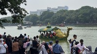 Meriahnya Pawai Perahu Hias dari Botol Plastik Bekas di Danau Sunter Jakut