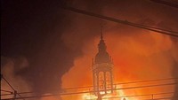 Video Detik-detik Balai Kota Berusia 140 Tahun di Prancis Ambruk Terbakar saat Demo Ricuh
