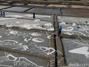 Lukisan Garam Raksasa di Lasem Rembang, Pesan dari Petani Pesisir