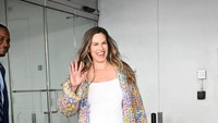 Hillary Swank Balas Kritikan, Pamer Baby Bump pada Usia 52 Tahun