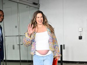 Hillary Swank Balas Kritikan, Pamer Baby Bump pada Usia 52 Tahun
