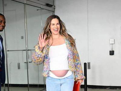Hillary Swank Balas Kritikan, Pamer Baby Bump pada Usia 52 Tahun
