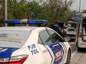 Asap Kebakaran Tutupi Jalan Tol di Lampung Tengah, Rush Seruduk Fuso