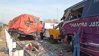 Detik-detik Bus Rombongan Pabrik Sepatu Kecelakaan di Tol Ngawi