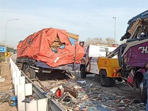 Detik-detik Bus Rombongan Pabrik Sepatu Kecelakaan di Tol Ngawi