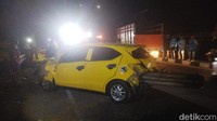 Ngeri! Kecelakaan Brio Tertancap Besi Pembatas Jalan, Ini Pelajaran Pentingnya