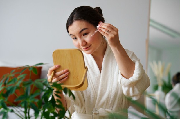 Kesalahan pakai pimple patch saat menggabungkannya dengan bahan aktif lain/Foto: Magnific.com/magnific Menggabungkan pimple patch dengan bahan aktif tertentu secara sembarangan merupakan kesalahan pakai pimple patch yang dapat meningkatkan risiko iritasi, terutama pada kulit yang sensitif.