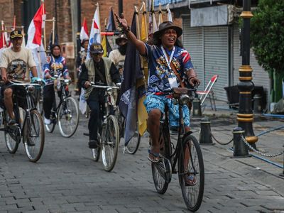 Kota Lama Semarang Jadi Titik Kumpul Ribuan Pencinta Sepeda Onthel