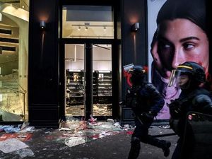 Demo Terkait Biaya Hidup di Paris Diwarnai Aksi Penjarahan Toko Brand Mewah