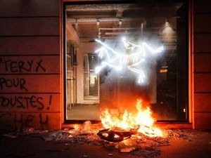 Demo di Paris Berujung Penjarahan-Pembakaran, 1.200 Orang Ditangkap