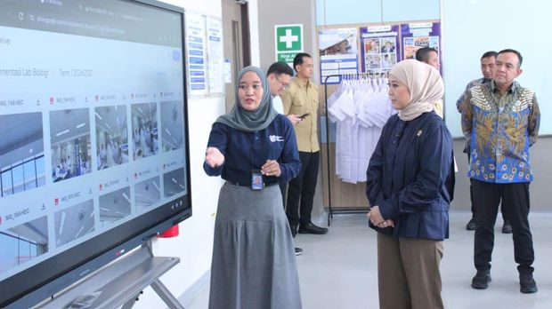 Menteri Komunikasi dan Digital Republik Indonesia Meutya Viada Hafid menekankan pentingnya rasa ingin tahu, keluasan wawasan, dan kemauan untuk terus belajar sebagai bekal generasi muda menghadapi masa depan. Pesan tersebut disampaikan dalam kegiatan Open House SMA Kemala Taruna Bhayangkara (KTB), Sabtu (17/10/2026), di Gunung Sindur, Kabupaten Bogor, Jawa Barat.