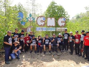 PDIP Ajak Anak Muda Lestarikan Hutan Mangrove di Pantai Clungup Malang