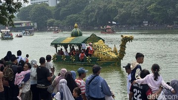 Petugas Sampah Jakarta Barat Ciptakan Perahu Unik dari Ribuan Botol Bekas