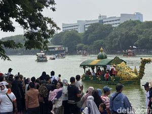 Cerita Petugas Sampah di Jakbar Bikin Perahu Unta dari 3 Ribu Botol