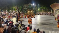 Aksi Reog Bathoro Kathong Hibur Pengunjung Taman Bungkul Surabaya