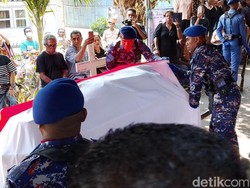 Tangis Keluarga Pecah Saat Pemakaman Bharatu Valdo