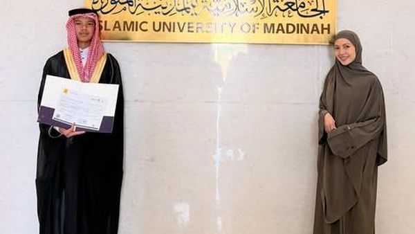 Masyaallah... Anak Ratna Galih Wisuda dari Islamic University of Madinah