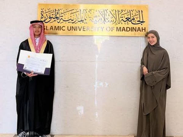 Masyaallah... Anak Ratna Galih Wisuda dari Islamic University of Madinah