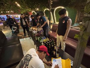 Polisi Sita 52 Botol Miras Saat Razia Tempat Hiburan Malam di Serang