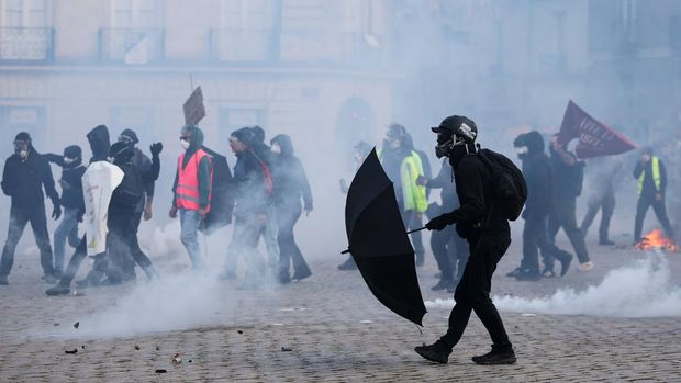Mengapa Demo di Paris Rusuh hingga Massa Menjarah Brand Mewah